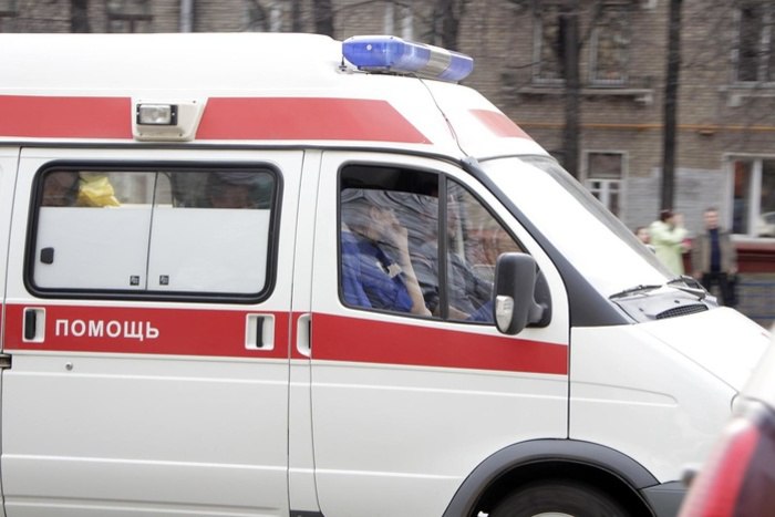 На стоянке екатеринбургского вокзала обнаружили труп Накануне вечером, 10 июля, в Екатеринбурге на стоянке возле железнодорожного вокзала нашли тело мужчины. — На Вокзальной, 23 умер мужчина. На месте работали полицейский и медики. Тело забрали сотрудники похоронной службы, — рассказал источник Ura.Ru. В пресс-службе Следственного комитета по Свердловской области не комментировали эту ситуацию.
