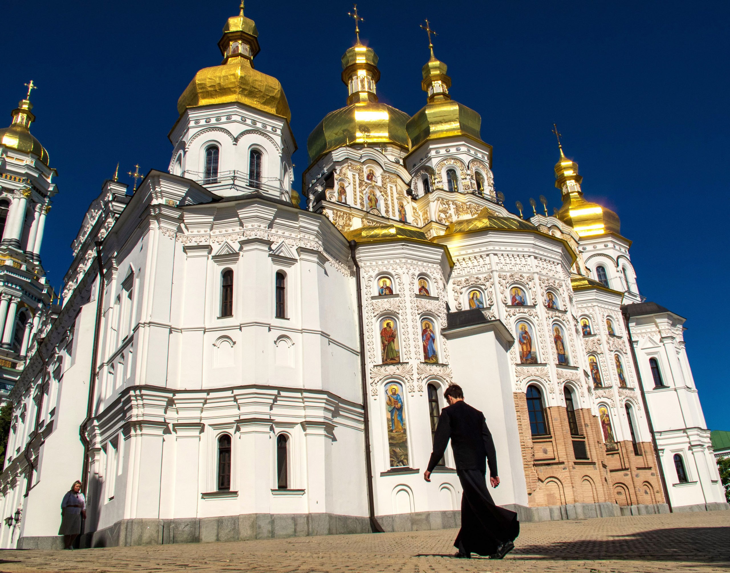 Изображения Успенского собора в Киево Печерской лавре планируется дерусифицировать сообщила врио гендиректора заповедника Светлана Котляревская Она назвала этот проект просветительско смысловым По научно архитектурным понятиям Успенский собор не является историческим зданием поскольку советы его разрушили во времена Второй мировой войны Храм десятилетиями стоял руиной Отстроили собор около 20 лет назад почти с нуля Согласно советской версии озвученной на Нюрнбергском процессе Успенский собор был дважды подорван немецкими войсками Фото Serhiy Hudak ZUMAPRESS Global Look Press Картина дня в телеграм канале РБК