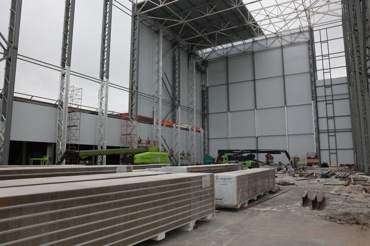 В Ростове склады активно строятся но слабо арендуются По итогам 2025 года в Ростовской области ввели 202 тыс кв метров современных складов Это увеличило общее предложение на рынке складской недвижимости на 20 пишет Эксперт Юг со ссылкой на партнера NF GROUP Константина Фомиченко Однако объём реальных сделок по аренде и продаже напротив рухнул на 85 Эксперт связывают такой спад с высокой стоимостью кредитов Ожидается что ситуация начнёт меняться уже в этом году По прогнозу Фомиченко ставки аренды на качественные складские площади сохранятся на уровне прошлого года около 10 тысяч рублей за квадратный метр в год domostroyrf