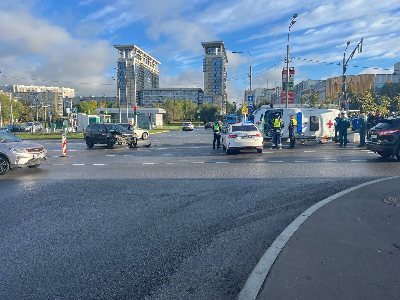 ДТП с машиной скорой помощи произошло в районе Ясенево три человека пострадали сообщили в оперативных службах Все обстоятельства случившегося выясняются moscow on air