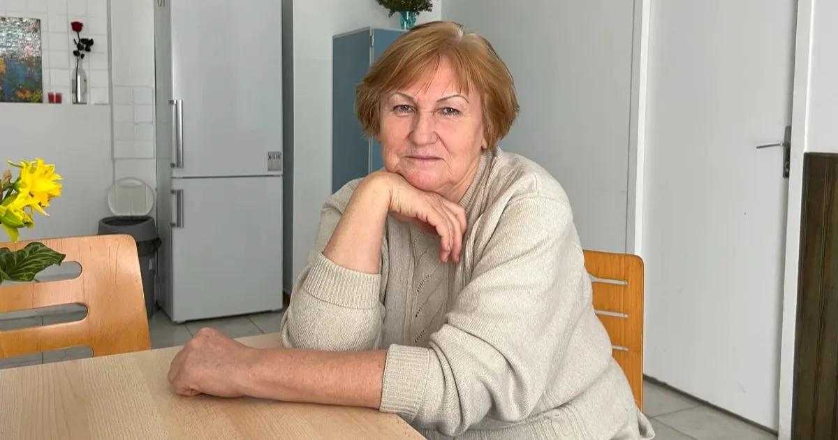 Подмосковную учительницу заочно приговорили к 7 годам за пацифистские высказывания на классном часе Учительницу русского языка и литературы Наталью Таранушенко признали виновной в распространении «фейков» о российской армии с использованием служебного положения и по «мотиву ненависти», сообщили «ОВД-Инфо» . Поводом стал классный час для восьмого класса в апреле 2022 года – тогда Таранушенко отказалась озвучивать официальную позицию о «СВО» и рассказала подросткам о Буче, сравнив действия российских властей с нацизмом. Уголовное дело завели лишь спустя два года – в июне 2024-го, после жалоб отца двух учениц, который сам когда-то учился у Таранушенко. Через два дня после начала преследования она уехала из России и сейчас находится за границей. — Признаны властями РФ иноагентами. Подписаться Помочь RusNews