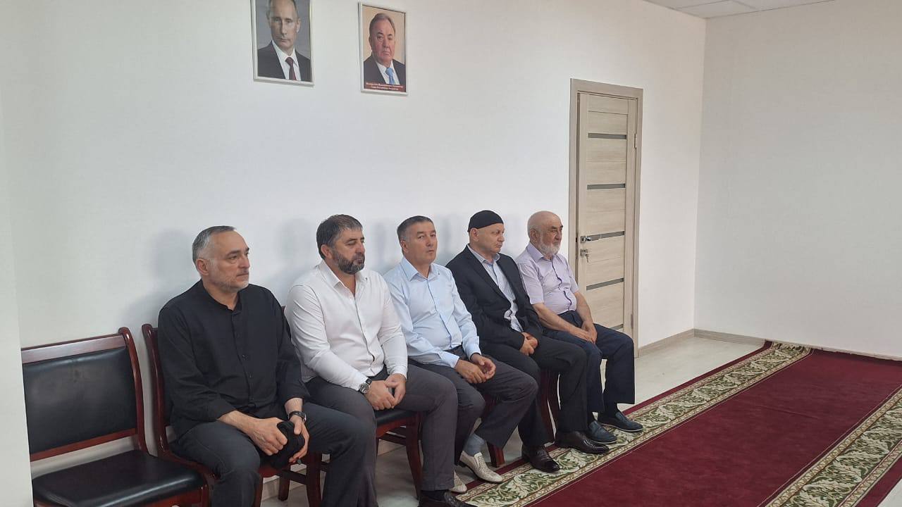 На расширенном совещании, собравшем руководителей всех подведомственных учреждений и начальников отделов, ответственных за жизнедеятельность города, обсудили насущные вопросы городского благоустройства. Одной из важных темой, обсуждаемых на сегодняшнем расширенном совещании, стала саночистка города. Вместе с участниками планерки проанализировал текущую ситуацию с уборкой улиц, дворов и общественных пространств. Были намечены пути решения существующих проблем, включая оптимизацию графиков работы коммунальных служб, усиление контроля за соблюдением правил благоустройства и привлечение жителей к поддержанию чистоты. Кроме того, на совещании были затронуты и другие важные аспекты жизнедеятельности города, такие как состояние дорожной инфраструктуры, перспективы развития городских территорий. По итогам совещания поставил конкретные задачи перед руководителями профильных отделов, направленные на улучшение качества жизни в Малгобеке. #совещание #саночисткагорода #дорожнаяинфраструктура #Малгобек