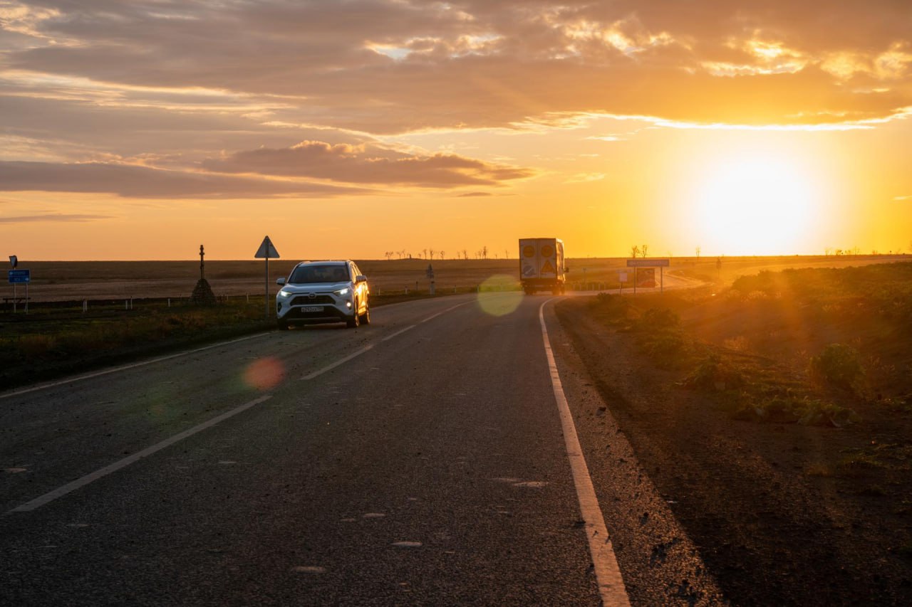 Более 2 6 тысячи км дорог восстановлено в Донбассе и Новороссии в 2025 году В ДНР восстановлено 804 км дорожного покрытия в ЛНР 1000 км в Запорожской области 354 км в Херсонской области 388 км в том числе за счет федерального бюджета В период с 2026 года по 2030 год планируем восстановить еще 4900 км дорог заявил первый замминистра транспорта России Это было сделано в том числе и силами Государственной компании Автодор сообщил Константин Пашков По его словам общий объем средств федерального бюджета на указанные цели прогнозируется в объеме 700 млрд рублей