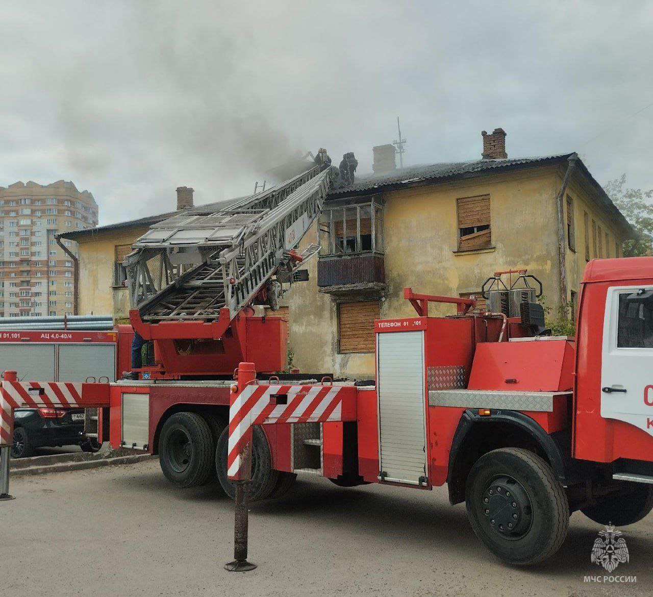 По предварительным данным, пострадавших при пожаре в доме на улице Челюскинцев нет. Открытое горение ликвидировано. Продолжается проливка конструкций здания, сообщили в МЧС. Прислать новость: Подпишись на «Источник»