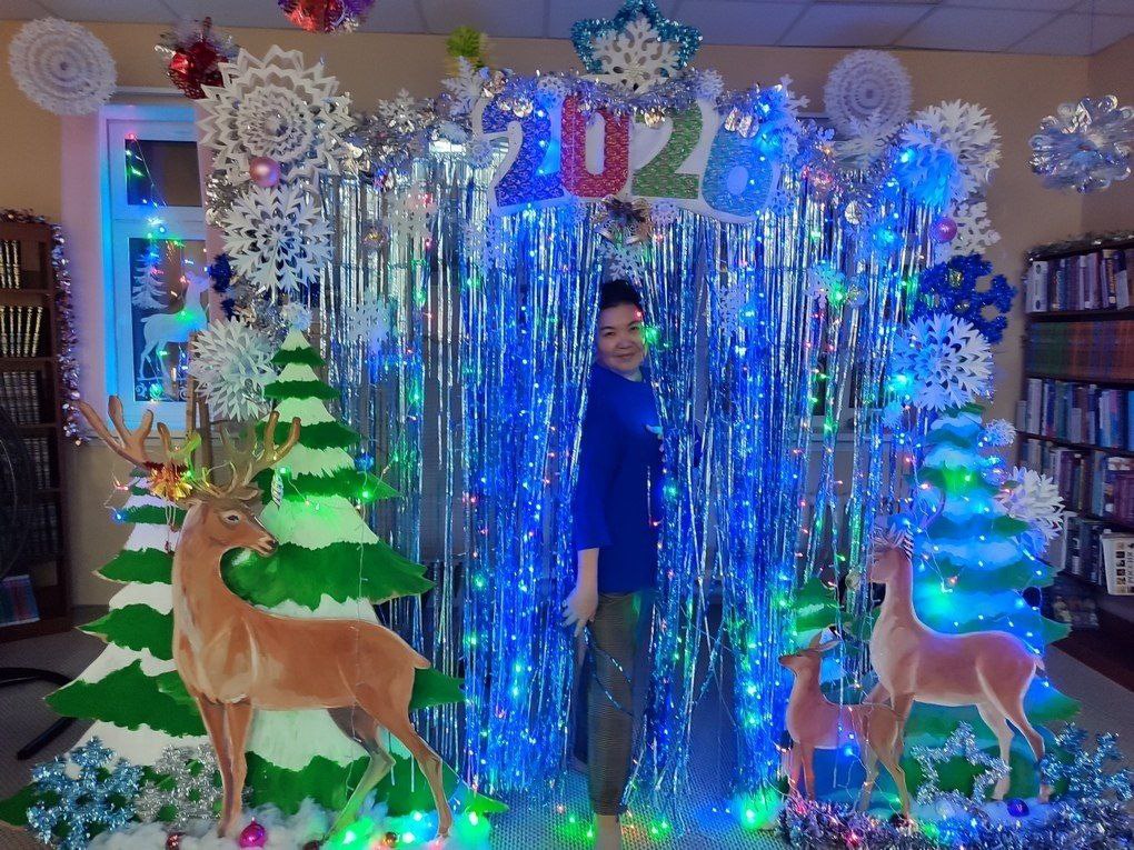 В Публичной библиотеке им Тана Богораза открылась новогодняя фотозона тёплое и по настоящему сказочное пространство где живёт ожидание чуда Мягкий свет гирлянд зимние детали уют и книжное настроение создают атмосферу праздника в которую хочется погрузиться остановить мгновение и сохранить его на память Здесь легко улыбаться загадывать желания и чувствовать как Новый год уже совсем рядом Приглашаем жителей и гостей города заглянуть в библиотеку сделать красивые фотографии и подарить себе немного новогоднего настроения Анадырь Новыйгод2026