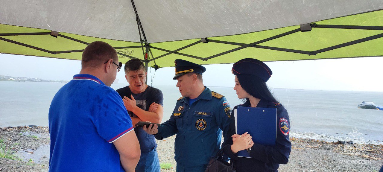 Проверка стоянок маломерных судов: найдены нарушения    Сотрудники Государственной инспекции по маломерным судам  ГИМС  совместно с Линейным отделом МВД России на транспорте провели рейд по выявлению баз-стоянок для маломерных судов, функционирующих без официальной регистрации. В мероприятии приняли участие три инспектора ГИМС и два представителя Линейного отдела МВД на транспорте.    В ходе рейда был проведён осмотр нескольких объектов, расположенных возле водных путей и предназначенных для размещения маломерных судов. В результате работы выявлены две базы-стоянки, не зарегистрированные в установленном порядке.    Владельцам и ответственным лицам на этих объектах даны подробные разъяснения о необходимости регистрации и ответственности за нарушение законодательства.    Дополнительно сотрудники ГИМС провели три разъяснительные беседы с представителями других баз-стоянок по вопросам правил эксплуатации, требований к обустройству мест стоянки и экологической безопасности.    Проведение совместного рейда позволило не только выявить нарушения, но и повысить информированность владельцев и пользователей маломерных судов о требованиях законодательства, что способствует укреплению безопасности на водных объектах.
