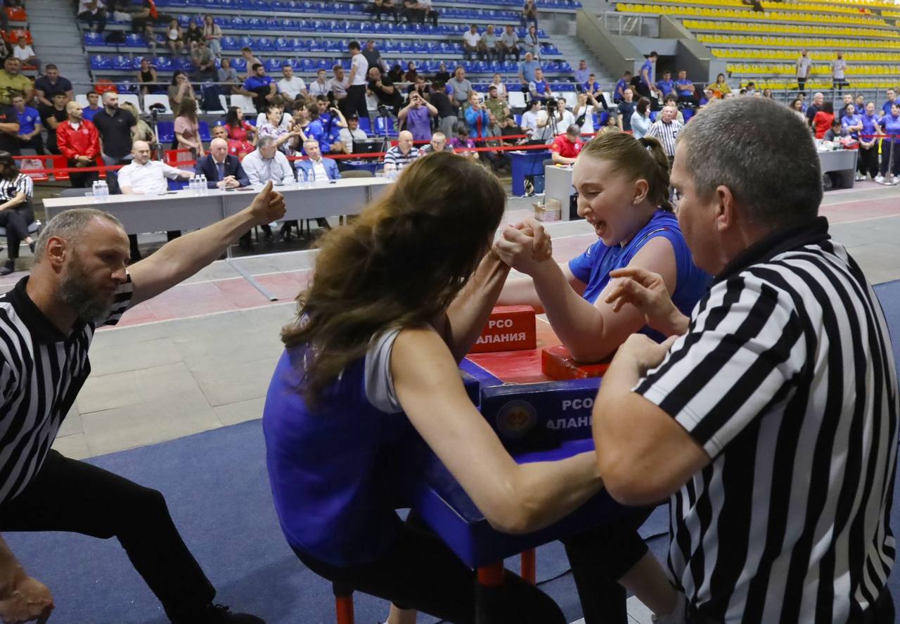 Чемпионат Северной Осетии по армрестлингу состоится 6 декабря в спортивно оздоровительном комплексе города Беслан ул Коминтерна 128 Соревнования проводятся в рамках реализации государственной программы Спорт России Северная Осетия известна своими достижениями в данном виде спорта и взрослые мастера служат вдохновляющим примером для подрастающего поколения Ожидается участие около 150 атлетов Мужчины выступят в 11 весовых категориях 55 60 65 70 80 85 90 100 110 кг и свыше 110 кг Женщины будут бороться в восьми категориях 50 55 60 65 70 80 90 кг и свыше 90 кг Победители и призеры будут награждены медалями и дипломами Министерства физической культуры и спорта region15 ru