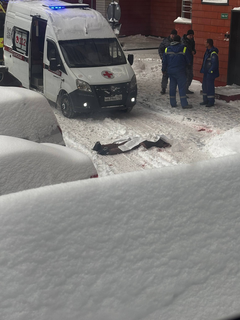 В Сергиевом Посаде возле одного из домов найден труп мужчины Он покончил с собой а до этого по предварительным данным нанес серьезные ножевые ранения женщине Сейчас ее пытаются спасти врачи