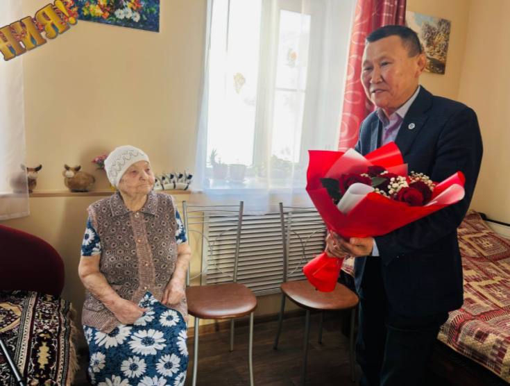 В Бурятии мать пятерых детей отметила 102 й день рождения Жительницу Селенгинского района участницу трудового фронта Екатерину Максимовну Башкирову поздравили со 102 летием Её навестил глава муниципального образования Станислав Гармаев В годы войны 17 летняя Екатерина осталась с братом и сестрой вела хозяйство после ухода отца на тыловые работы Трудилась в совхозе Верхнеталецкий с 1940 года В 1949 году вышла замуж воспитала пятерых детей и работала до 1974 года   Секрет её долголетия преданность труду любовь к близким и искренний патриотизм отметил глава муниципалитета