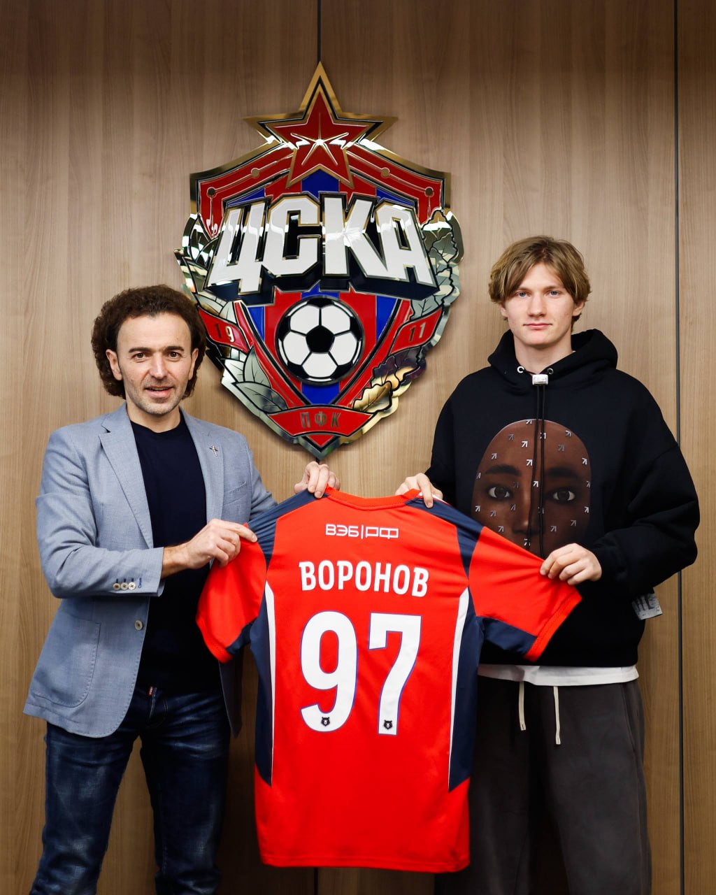 ЦСКА объявил о переходе 18 летнего Воронова Нападающий Максим Воронов перешел из екатеринбургского Урала в ЦСКА Об этом сообщила пресс служба московского клуба 18 летний футболист подписал контракт до 2030 года Воронов воспитанник Урала на его счету в Юношеской футбольной лиге ЮФЛ и Молодежной футбольной лиге МФЛ 71 гол и 12 результативных передач в 59 матчах За основную команду Урала Воронов дебютировал в 17 лет В нынешнем сезоне на его счету четыре гола в 15 матчах в Первой лиге и Кубке России Также в активе форварда 10 матчей и четыре гола за юношеские сборные России разных возрастов ЦСКА Подписаться на РБК Спорт