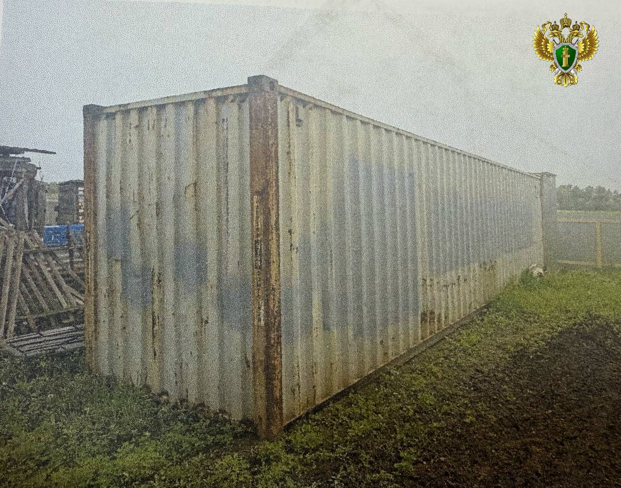 В Хабаровском крае прокуратура направила в суд уголовное дело о незаконном производстве более 300 кг прекурсоров наркотических средств Заместитель прокурора Хабаровского края утвердил обвинительное заключение по уголовному делу в отношении двух иностранных граждан. Они обвиняются по ч. 2 ст. 228.3 УК РФ незаконное хранение прекурсоров наркотических средств , пп. «а», «в» ч. 2 ст. 228.4 УК РФ незаконное производство прекурсоров наркотических средств , ч. 3 ст. 30, ч. 5 ст. 228.1 УК РФ покушение на незаконное производство и сбыт наркотических средств в особо крупном размере . Гражданин Киргизской Республики организовал на территории с. Петровичи района имени Лазо нарколабораторию для незаконного производства наркотических средств и их последующего сбыта. В свою противоправную деятельность он вовлек двух граждан Молдовы, предоставив им денежные средства в сумме 1 млн рублей, помещение, лабораторное оборудование и химические вещества, необходимые для производства наркотиков. В июне 2024 года путем синтеза химических веществ в нарколаборатории обвиняемые изготовили прекурсоры наркотического средства, после чего их преступная деятельность была пресечена сотрудниками правоохранительных органов. ‼ Из незаконного оборота изъято свыше 300 кг прекурсоров и оборудование. Уголовное дело направлено в суд района имени Лазо. Лицо, организовавшее производство наркотика в лаборатории, объявлено в розыск.