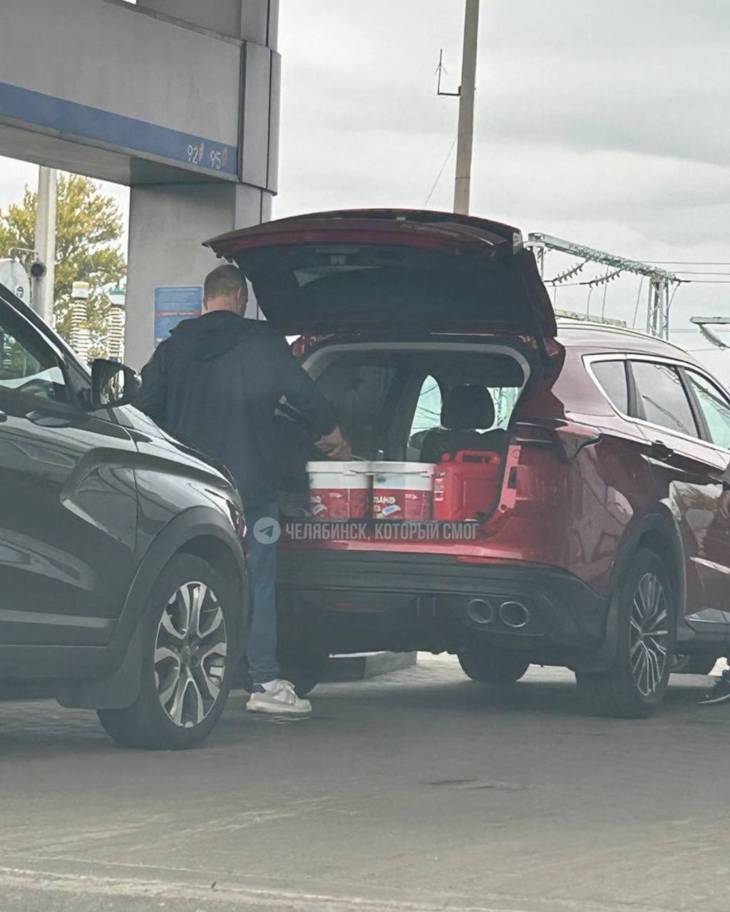 Челябинцы закупают бензин про запас всё из за повышения цен Подписчики рассказывают за последнее время такого много Бензин заливают во всевозможные тары иногда приходят на заправку с ведрами Так пытаются успеть заправиться по старым ценам Подписаться Мы в MAX