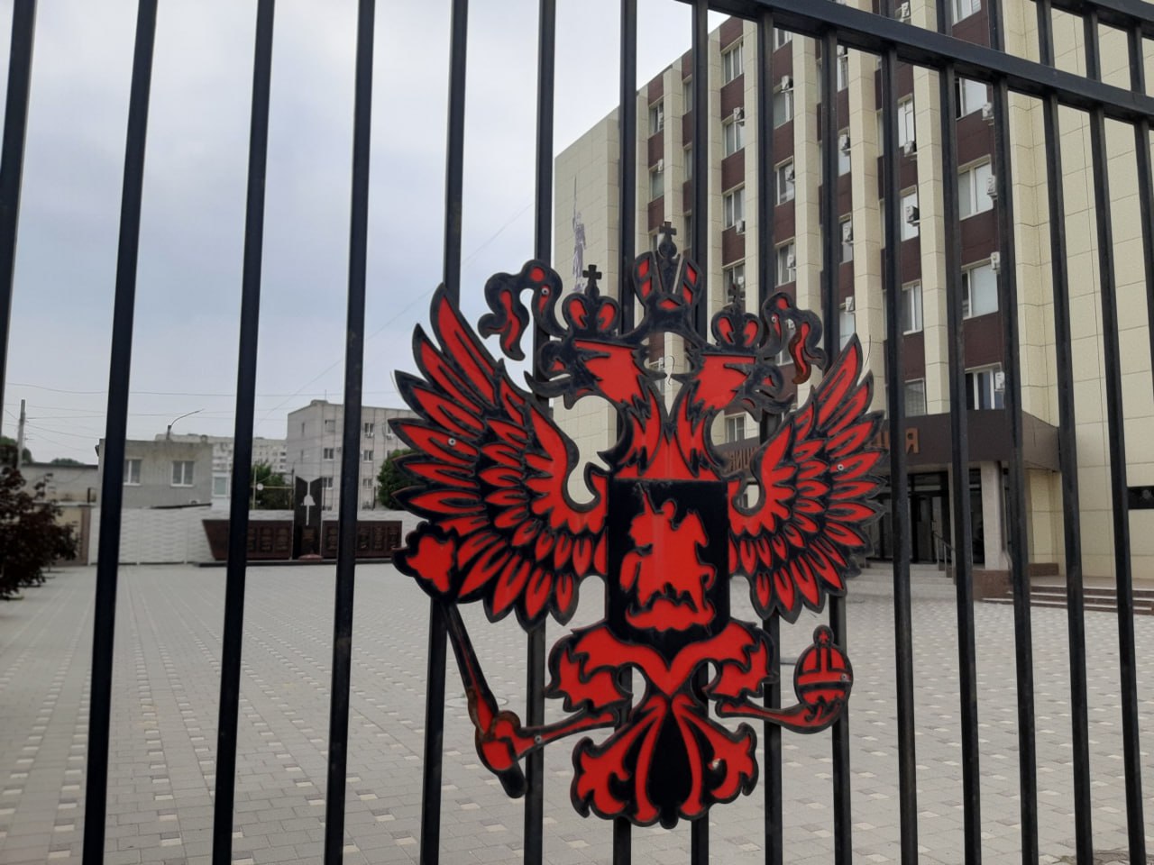 В Волгограде полицейские задержали несовершеннолетнего наркосбытчика Сотрудниками подразделения по контролю за оборотом наркотиков Отдела полиции Красноармейского района г. Волгограда задержан 16-летний школьник, подозреваемый в покушении на сбыт наркотических средств. По данным оперативников, десятикласснику, в теневом сегменте Интернета поступило предложение о быстром, но криминальном заработке. Он должен был забирать оптовые партии запрещённых веществ и, расфасовав на разовые дозы, организовывать закладки. Подозреваемый был задержан на участке местности по ул. Латвийская, куда он прибыл с целью организации тайника с наркотиками. Полицейские изъяли у него более 70 гр запрещённого вещества – содержащее производное эфедрона. Следователем возбуждено уголовное дело по ч. 3 ст. 30, ч.4 ст. 228.1 УК РФ – «Покушение на сбыт наркотических средств в крупном размере». Фигурант задержан в порядке ст. 91 УПК РФ. За содеянное предусмотрено наказание вплоть до 20 лет лишения свободы.