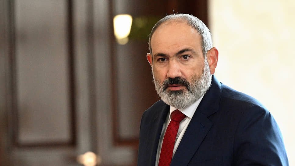 Тер-Петросян обвинил Пашиняна в стремлении к «славе Нерона» Первый президент Армении Левон Тер-Петросян резко осудил действия премьер-министра Никола Пашиняна, сравнив его амбиции с манией величия римского императора Нерона, сообщает «Sputnik Армения». Поводом для критики стали планы властей провести массовый митинг на площади в Вагаршапате рядом с Первопрестольным Святым Эчмиадзином. «Что это, как не сознательная провокация, направленная на то, чтобы растоптать Церковь с помощью толпы? Он стремится к славе Нерона», — заявил Тер-Петросян. Бывший президент подчеркнул, что в отличие от обычной практики, когда стабильность нарушает оппозиция, в Армении именно власти своими действиями создают хаос и дестабилизируют ситуацию. Тер-Петросян предложил путь к снижению напряжённости: отмену запланированного митинга и освобождение политзаключённых, включая архиепископов Баграта Галстаняна, Микаэла Аджапахяна и бизнесмена Самвела Карапетяна. Источник: Тайны Кремля