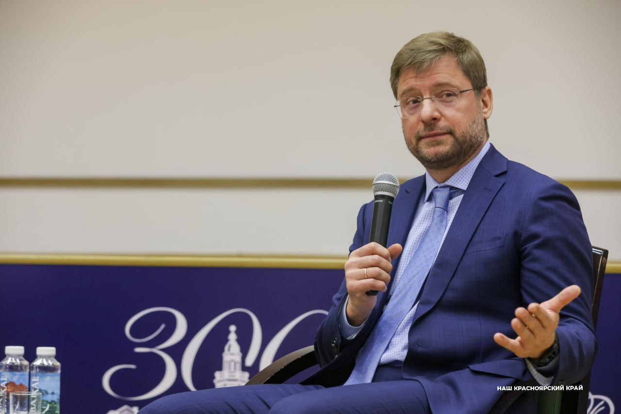 Алексей Медведев может возглавить правительство Красноярского края Его кандидатуру на рассмотрение в Заксобрание региона внесет губернатор Михаил Котюков Об этом глава региона сообщил СМИ Алексей Медведев окончил Красноярский государственный университет ныне СФУ по специальности Экономика и управление Работал в администрации Красноярского края руководил лабораторией Центра стратегических разработок Красноярского края был министром экономики правительства Московской области заместителем руководителя Федерального агентства научных организаций министра науки и высшего образования Российской Федерации и генерального директора Российского научного фонда С января 2024 года заместитель председателя правительства Красноярского края