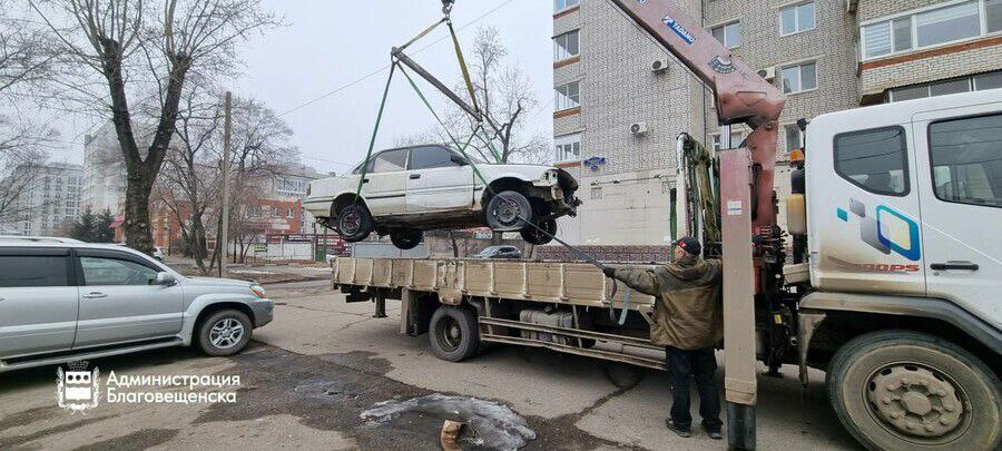 В амурской столице продолжается борьба с автохламом. С начала текущего года на вывоз таких машин с улиц областного центра в администрацию поступило больше полусотни обращений.  Как рассказали в мэрии, за этот период 21 автомобиль убрали сами владельцы, еще 3 утилизировали силами муниципалитета. 22 машины не соответствовали критериям автохлама или находились на частных территориях, по 5 заявкам транспорт не был обнаружен, а еще 5 обращений находятся в работе.  «Продолжаем очищать город от брошенного автотранспорта. Многие владельцы самостоятельно убирают свои автомобили – это правильный подход, – прокомментировал мэр города Олег Имамеев. – Не раз получал от жителей обращения с просьбой убрать разукомплектованные и ржавеющие автомобили: они не только портят облик города, но и создают угрозу, особенно для детей. Кроме того, такие машины часто мешают проезду и проведению дорожных работ. Мы проверяем каждое обращение. Сначала ищем владельца. Если не находим, оставляем уведомление на авто. Если машину не забирают, вывозим на спецплощадку. После эвакуации придется выкупать – возместить затраты на транспортировку и оплатить хранение. Поэтому рекомендуем распорядиться своим ставшим недвижимым имуществом, не дожидаясь эвакуатора».  Чтобы сообщить о проблеме, необходимо написать в чат-бот мэра Благовещенска или позвонить по телефону: 66-18-76.  Критерии автохлама:   аварийные/разукомплектованные автомобили;  очаги скопления мусора;  препятствующие движению и работе спецтехники;  длительно стоящие на газонах, детских площадках.  Информацию о планируемом перемещении транспортных средств можно посмотреть на официальном сайте администрации города.