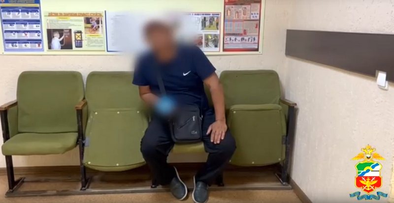 В Ачинске вернувшегося в Россию иностранца задержали за кражу в поезде в прошлом году В Ачинске транспортные полицейские задержали гражданина иностранного государства, подозреваемого в краже телефона. Кража произошла в 2024 году в пассажирском поезде Тында — Кисловодск. Гражданин одного из государств Центральной Азии возвращался на родину после работы вахтовым методом и увидел на полке в плацкартном вагоне чужой телефон. Гаджет стоял на зарядке, иностранец отключил его от сети и забрал себе. Владелец телефона — житель Челябинской области — довольно быстро заметил пропажу телефона и обратился в полицию. После прибытия следственно-оперативной группы злоумышленник, опасаясь разоблачения, выбросил похищенное в мусорное ведро и уехал из России. Спустя пять месяцев подозреваемый снова приехал в Россию для работы вахтовым методом и был задержан. В отношении мужчины возбудили уголовное дело о краже, за которое установлено максимальное наказание в виде лишения свободы на срок два года. Newslab