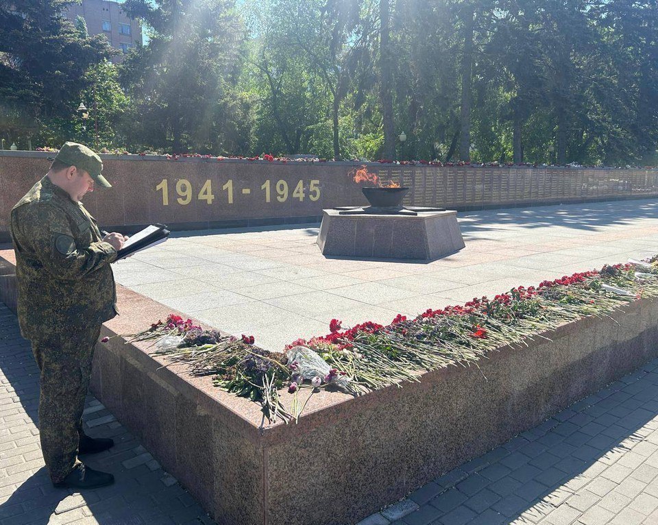 Мужчину, который поджег цветы и венки у памятника Славы в Воронеже, отправили в СИЗО Он нарушил условия домашнего ареста. Как рассказали следователи, вандала теперь заподозрили в краже. Напомним, в ночь на 16 мая воронежцы увидели, как в пламени Вечного огня на Московском проспекте кто-то жжет цветы и венки. 45-летнего уроженца соседнего государства задержали днем. Полиция и СК возбудили уголовные дела об осквернении военных символов, унижении чести погибших защитников и надругательстве над могилами. Как признался нарушитель, он был пьян. Однако суд не стал арестовывать вандала, тогда оснований для отправки его в изолятор не нашлось.