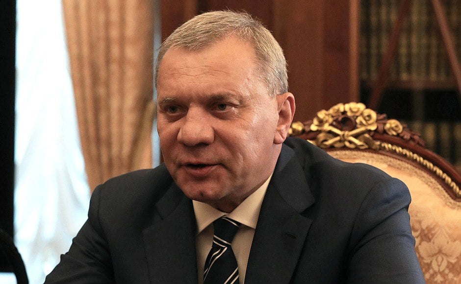 Юрий Борисов станет сенатором от Архангельской области в Совете Федерации Бывший гендиректор государственной корпорации «Роскосмос» Юрий Борисов займет пост сенатора от Архангельской области. Соответствующий указ уже подписал губернатор Поморья Александр Цыбульский. Данную информацию ИА «Эхо СЕВЕРА» подтвердили компетентные источники в руководстве Архангельской области, но давать комментарии пока что не стали. Отметим, что ближайшее пленарное заседание в Совете Федерации состоится послезавтра. На нём будет представлена и утверждена кандидатура Борисова. В феврале 2025 года кресло сенатора покинул Александр Некрасов, который не интересовался жизнью региона от слова совсем. Фото: Kremlin.ru