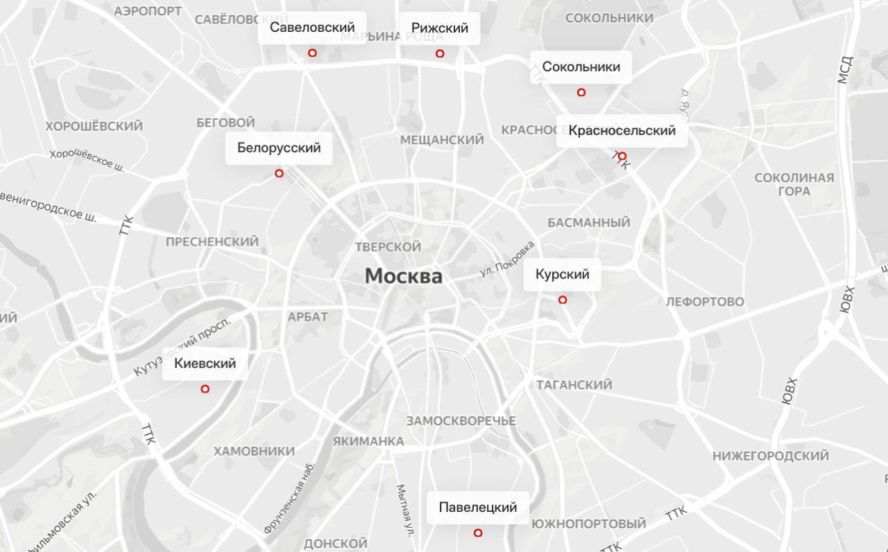 РЖД запускает нового девелопера Новая Эра которому предстоит преобразовать восемь грузовых дворов в Москве в крупные городские кварталы На 100 гектарах планируется почти 3 млн кв м недвижимости 1 7 млн жильё 1 2 млн офисы и магазины Площадки находятся рядом с вокзалами и парком Сокольники что делает их удобными с точки зрения транспорта Новые кварталы получат школы клиники спортивные и культурные объекты а каждая площадка собственный центр активности Сейчас проект завершает стадию подготовки и готов к строительству nedvizha