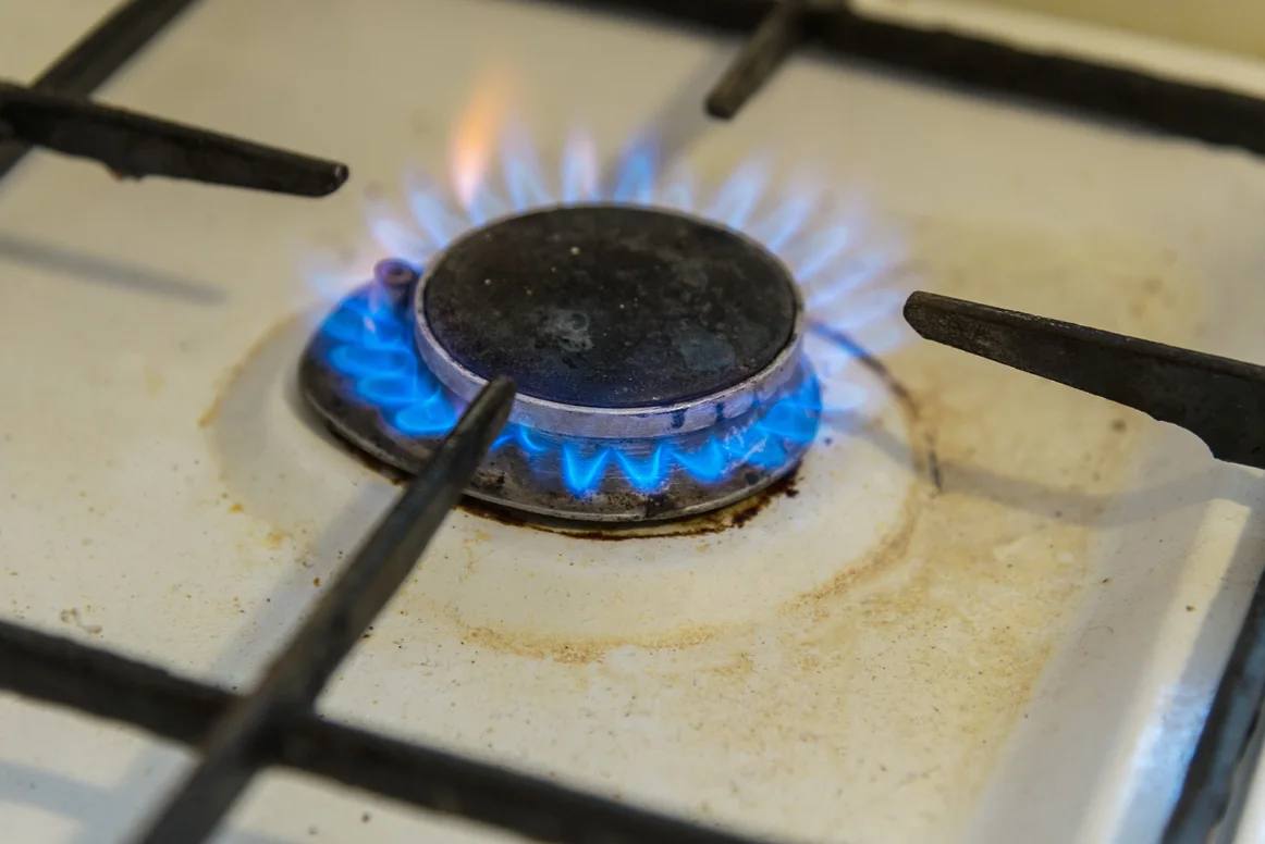 Житель Самары дважды проиграл газовикам суд из за начислений за газ Оставлено в силе решение первой инстанции отклонившей иск жителя Самары пытавшегося оспорить начисление ему более 90 тыс рублей за пользование газом Иск был подан к ООО Газпром межрегионгаз Решение принял Самарский областной суд Об этом сообщила пресс служба учреждения Истец требовал признать незаконными начисления компаниии исключить их из счета и компенсировать моральный вред Он ссылался на акт проверки в котором зафиксировали нарушение целостности пломбы на газовом счетчике Компания произвела перерасчет и выставила счет на 90 717 43 руб но истец с этим не согласился Ранее Самарский районный суд отклонил иск заявителя основываясь на экспертизе установившей неисправность счетчика Истец подал апелляционную жалобу в которой отметил что с его стороны не было вмешательства в счетчик и невозможно визуально определить неисправность Однако суд высшей инстанции согласился с выводами райсуда отметив что отсутствие вмешательства и причина неисправности оборудования не являются юридически значимыми Главным основанием для начислений стала неисправность прибора учета газа выявленная поставщиком kommersant volga
