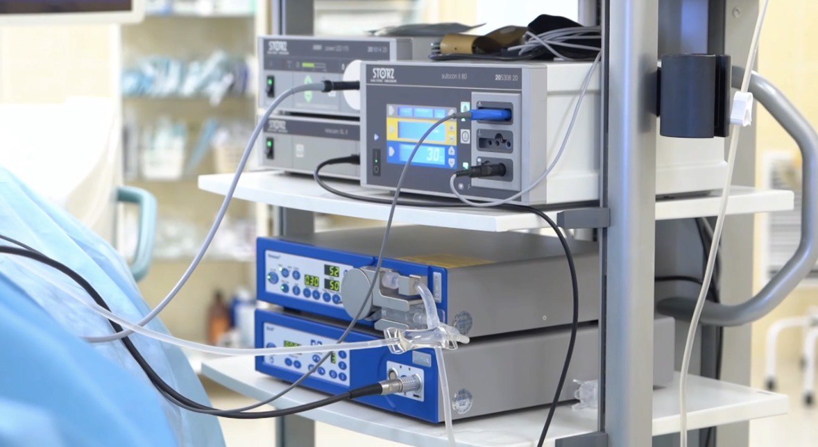 В Севастополе нейрохирургическое отделение получило современное оборудование В нейрохирургическое отделение регионального сосудистого центра городской больницы 1 имени Н И Пирогова поступило современное медицинское оборудование которое позволит расширить спектр хирургического и консервативного лечения заболеваний позвоночника Об этом сообщил губернатор Севастополя Михаил Развожаев В Севастополе порядка 380 пациентов в год нуждаются в лечении позвоночника хирургическими методами люди поступают в сосудистый центр с межпозвоночными грыжами опухолями позвоночника сужениями позвоночного канала с неврологическими проявлениями Благодаря новому оборудованию наши доктора расширили спектр методик лечения Эндоскопическая система которую мы закупили за счёт средств городского бюджета позволяет проводить операции используя технологию TESSYS Это малоинвазивная хирургия надрезы делают небольшими буквально в один сантиметр что позволяет минимизировать кровопотерю и травмирование живых тканей При подобных операциях намного ниже и послеоперационная боль через несколько часов пациент уже встает на ноги и быстрее восстанавливается написал он Кроме того в отделение поступил аппарат для проведения радиочастотной деструкции нервных корешков применяемой при болевых синдромах шейного грудного и поясничного отделов позвоночника Процедура выполняется под местной анестезией и позволяет значительно снизить болевые ощущения за счет воздействия на нервные волокна Южная служба новостей