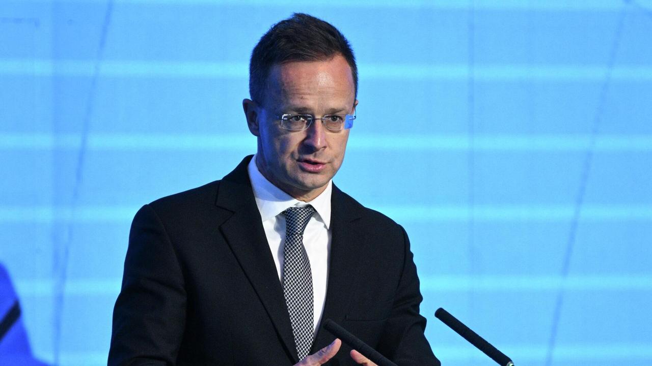 Петер Сийярто морозная зима поставила на колени страны Западной Европы Венгрия продолжает функционировать в этих необычных погодных условиях Здесь не пришлось закрывать железнодорожные пути и аэропорты отметил МИД Венгрии Европа Венгрия Подписаться на Pravda ru