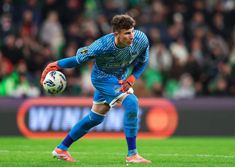 Вратаря Станислава Агкацева признали лучшим игроком ФК Краснодар в октябре Футбольные болельщики определили кто является лучшим игроком чёрно зелёных по итогам октября Победителем признан голкипер Станислав Агкацев набравший 23 73 голосов У него было три сухих матча с Ахматом 2 0 Динамо 0 2 и Рубином 1 0 Второе место занял Виктор Са получивший 15 54 голосов А третьим стал Диего Коста За него проголосовали 15 37 болельщиков Фото ФК Краснодар Блокнот Краснодар в МАХ подпишись