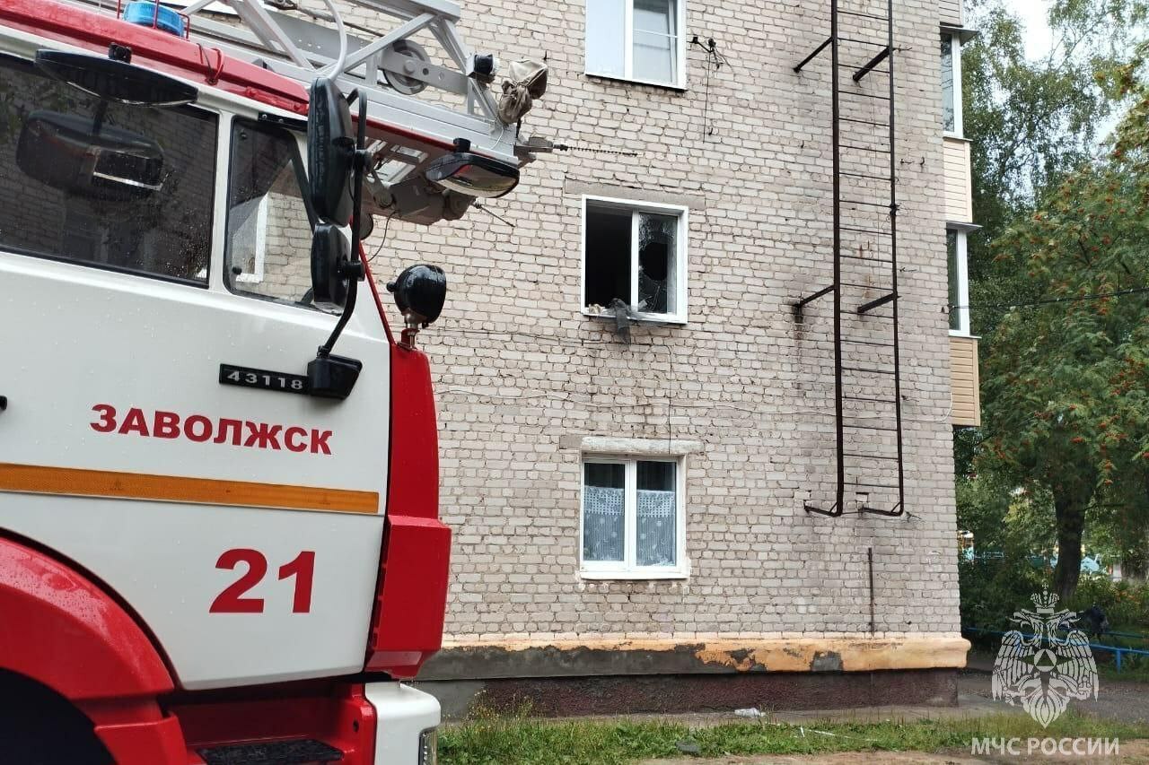 В Ивановской области за сутки тушили КАМАЗ, кухню и здание  Всего за день произошло три пожара:   В Пестяках вспыхнула кабина КАМАЗа — короткое замыкание.   В Заволжске горела кухня на втором этаже.   В Коляново загорелось здание — причины устанавливаются.  #происшествия     Прислать новость        Поддержи свой регион