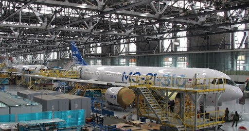 Импортозамещенный МС-21 стал тяжелее и летает вдвое меньше  В России собрали первый пассажирский самолет МС-21, в котором все важные детали и системы полностью российского производства. Самолет закончили собирать на Иркутском авиазаводе. Теперь начались его испытания. Впервые в нем установлен салон, сделанный в России, и используется новое оборудование для проверки гидросистем, созданное в Новосибирске.  Из-за отказа от иностранных комплектующих и перехода на российские материалы самолет стал тяжелее почти на 6 тонн. Из-за этого он теперь может пролететь примерно 2 800 километров вместо прежних 6 000.    Война близко, подпишись!