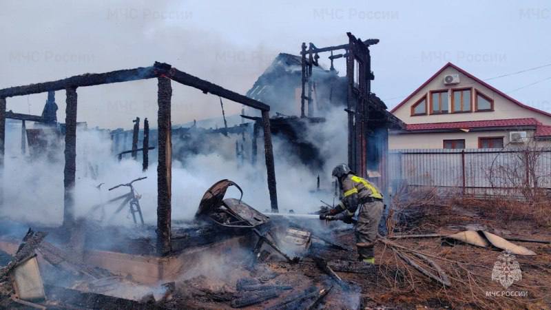 Разбил окно и спас: в Южно-Сахалинске мужчина вытащил женщину из горящего дома В Южно-Сахалинске во время пожара в частном доме Сергей Шабал не растерялся — увидел дым, остановился, разбил окно и спас хозяйку, отрезанную пламенем. Женщину с ожогами госпитализировали. Пока ждали пожарных, Сергей помогал и соседям — обливал фасад их дома водой, не давая огню перекинуться. Причиной возгорания, как выяснилось, стало замыкание в электрощитке. МЧС поблагодарило мужчину за смелость и вручило благодарственное письмо. Иногда настоящие герои просто едут мимо — и не проезжают дальше. Источник: МЧС Сахалинской области / Telegram #Местное Прислать новость