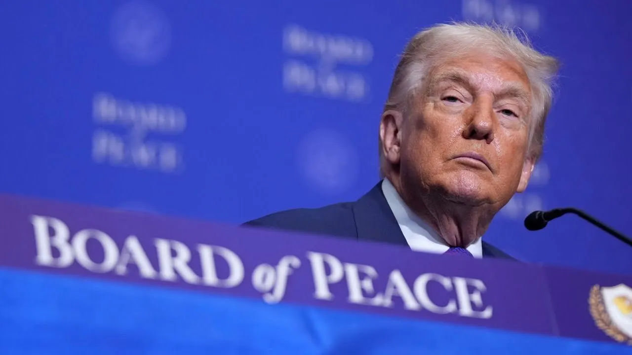 Представители Совета мира Трампа провели переговоры с дубайской компанией о восстановлении Сектора Газа пишет Financial Times Речь идет о компании DP World контролируемой правительством Дубая и обслуживающей по ее собственным данным около 10 мировой торговли На переговорах рассматривалась возможность управления DP World значительной частью логистики гуманитарной помощи и других товаров поступающих в разрушенный анклав Среди других обсуждавшихся идей создание зоны свободной торговли строительство нового порта в Газе либо на соседнем египетском побережье jkinvest news jkinvest