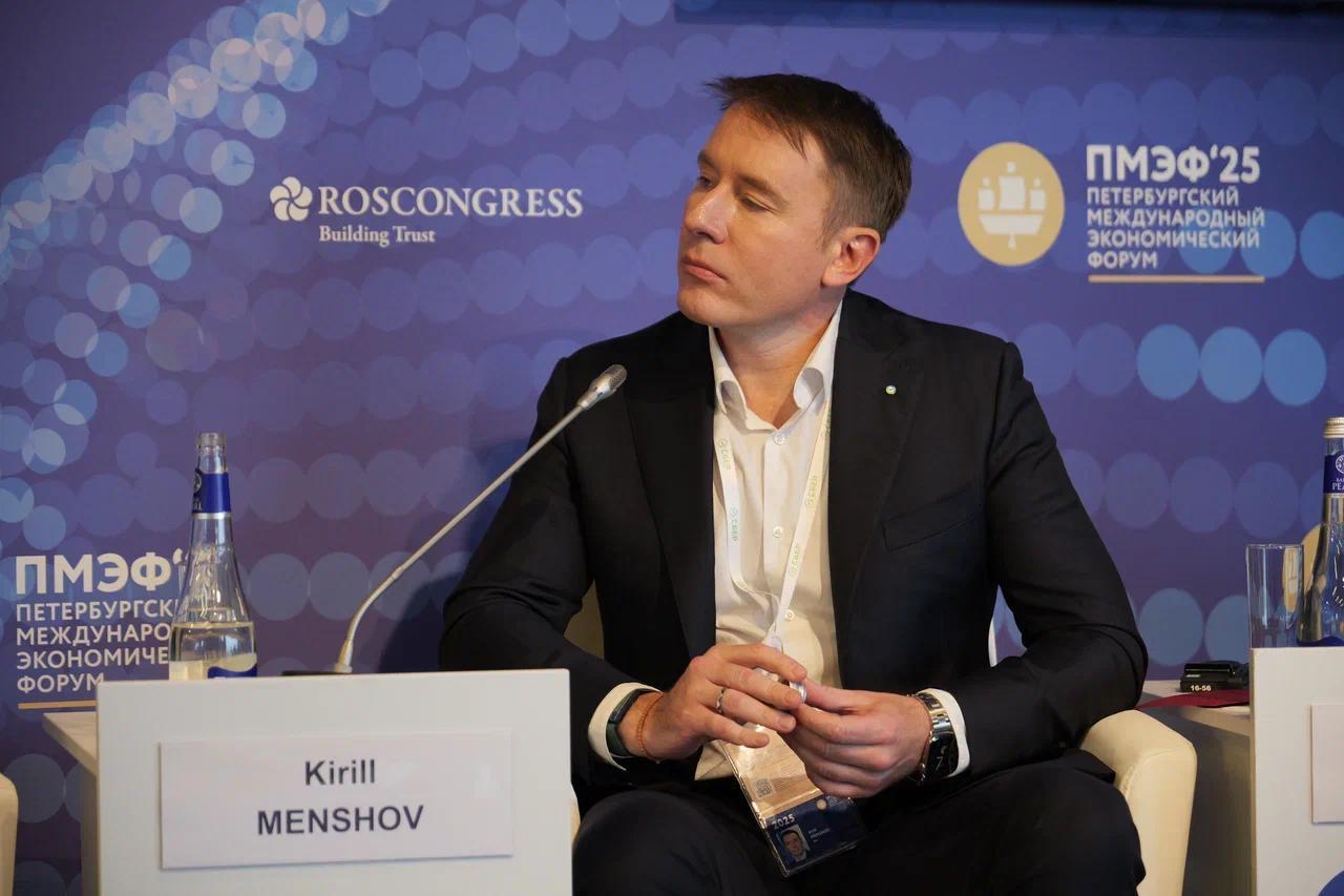 Российская IT-индустрия должна быть построена таким образом, чтобы удовлетворять все виды спроса — это и облачные решения, и искусственный интеллект, считает старший вице-президент, руководитель блока «Технологии» Сбера Кирилл Меньшов. Благодаря инвестициям в сферу технологического развития страна смогла преодолеть зависимость от всех западных вендоров. В банке есть большая программа «Вендорозамещение», которая продолжает развиваться. В итоге теперь Сбер — это платформенная организация, и основу бизнеса составляет собственная платформа и разработки основанные на ней. В мире началась эпоха генеративного искусственного интеллекта и без собственных больших языковых моделей Россия не сможет достичь цифрового суверенитета. И очень важно сейчас переходить в режим работы с большими данными в реальном времени, чем и занимается Сбер уже ни один год.