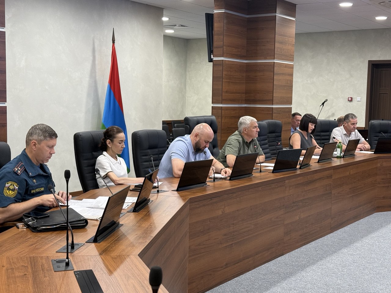 Количество лесных пожаров в Карелии удалось уменьшить до 33  Как сообщила в ходе заседания Комиссии по предупреждению и ликвидации чрезвычайных ситуаций и обеспечению пожарной безопасности республики министр природных ресурсов и экологии республики Янина Свидская, 12 возгораний на общей площади 283 га уже локализованы, среди них – крупный пожар в Костомукшском округе. За сутки специалисты ликвидировали 10 лесных пожаров на площади 598 га, в том числе в значительное возгорание в Тикшинском лесничестве в Муезерском районе.  Артур Парфенчиков поручил контролировать распространение огня и усилить группировку специалистов для тушения возгораний в Кемском, Муезерском, Пудожском и Калевальском районе.  Подробнее - по ссылке