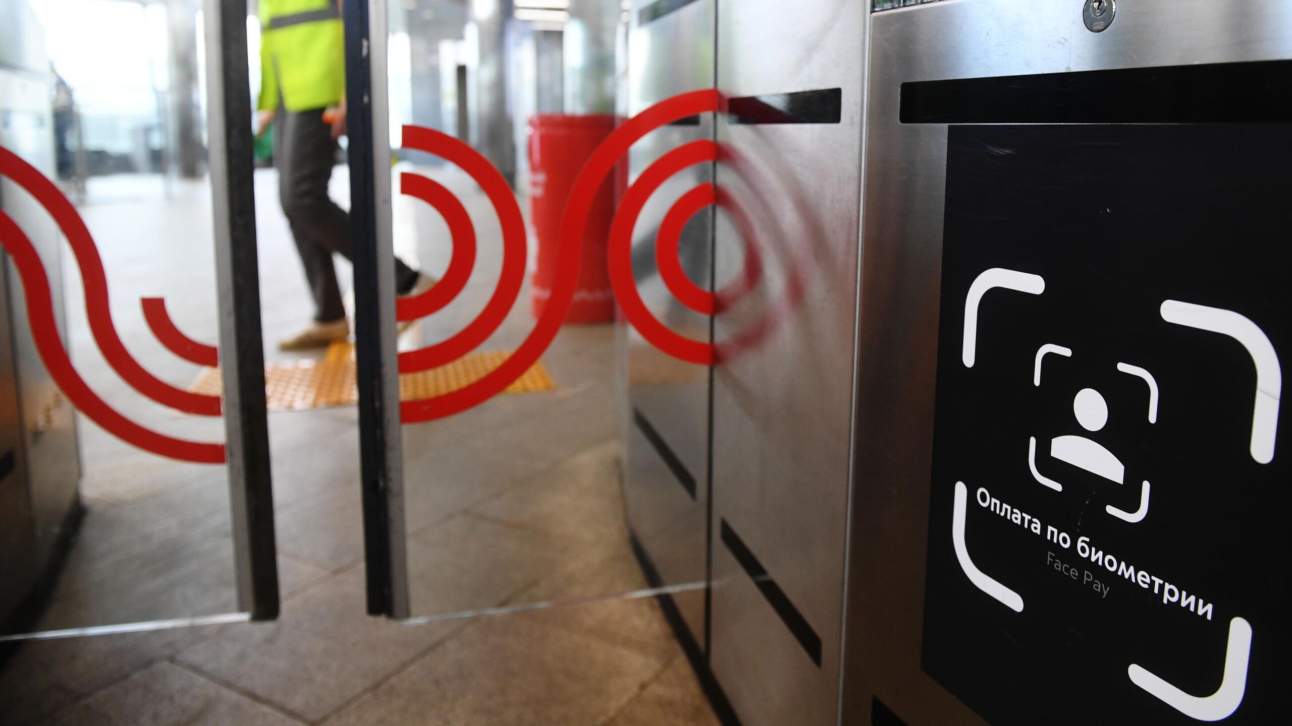 Пассажиры в России к 2030 году должны получить возможность прохода по биометрии в метро во всех городах страны выяснило РИА Новости изучив актуализированную стратегию в области цифровой трансформации транспорта до 2030 года Ранее в четверг правительство РФ утвердило актуализированную стратегию в области цифровой трансформации транспортной отрасли до 2030 года Результаты проекта возможность прохода на объекты транспортной инфраструктуры с использованием биометрии во всех метрополитенах говорится в приложении к документу Там указывается также что к 2026 году количество объектов транспортной инфраструктуры в РФ на которых применяется биометрия должно составить 70 штук а к 2030 году увеличиться в 10 раз до 700 единиц На сегодняшний день в России функционирует 7 метрополитенов в Москве Санкт Петербурге Нижнем Новгороде Новосибирске Казани Самаре и Екатеринбурге