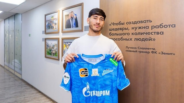 Новичок «Зенита» Вега: первые шаги в Петербурге! Сегодня 21-летний аргентинский защитник Роман Вега официально начал свою карьеру в «Зените»! После подписания 5-летнего контракта футболист прошел все этапы знакомства с командой: Беговой тест — проверил физическую готовность. Традиционный тоннель — получил приветствие от партнёров. Первая тренировка — отработал в общей группе. Вега перешёл из «Аргентинос Хуниорс», где сыграл 63 матча 1 гол + 3 передачи . До этого он выступал за резерв «Барселоны» — теперь ему предстоит покорять Россию! Уже в это воскресенье 6 июля возможный дебют в товарищеском матче против «Балтики». Фото: ФК «Зенит» #Зенит #Вега #Футбол