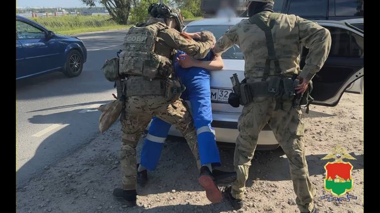 В Брянске поймали группу аферистов, притворявшихся работниками газовой службы  Шестерых подозреваемых задержали.    Эти мошенники ходили по квартирам и домам, пугали жильцов "опасностью" и требовали деньги за "срочную замену" газового оборудования. В итоге обманули больше 30 человек, украли почти 200 тысяч рублей.    Заведено уголовное дело.   Брянский навигатор