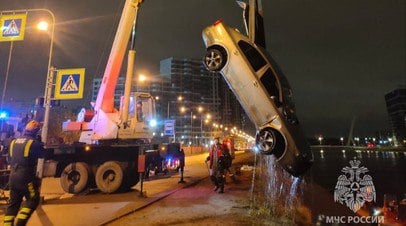 В Петербурге легковой автомобиль упал в Дудергофский канал   Легковой автомобиль упал в Дудергофский канал в Санкт-Петербурге, в салоне находились две женщины.  Читать далее