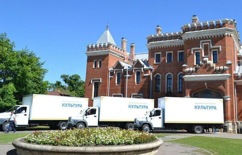 Культура на колесах как автоклуб преобразил жизнь в отдаленных селах Воронежской области На еженедельном совещании в правительстве Воронежской области 27 октября был представлен впечатляющий опыт Петропавловского района по организации культурной жизни в самых отдаленных населенных пунктах Глава муниципалитета Владимир Лаптиев доложил что мобильный автоклуб полученный в 2024 году в рамках нацпроекта Культура стал настоящим культурным спасательным кругом для жителей малых и труднодоступных сел Передвижной комплекс на базе автомобиля ГАЗон Next Фермер это полноценный концертный зал и сцена на колесах Он полностью автономен имеет собственный генератор профессиональное звуковое и световое оборудование а также комфортабельную кабину для творческой бригады из шести человек Это позволяет артистам выступать с яркой программой в любую погоду и в любой точке района даже где нет никакой инфраструктуры Подробнее   www vrn kp ru daily 27735 5162984