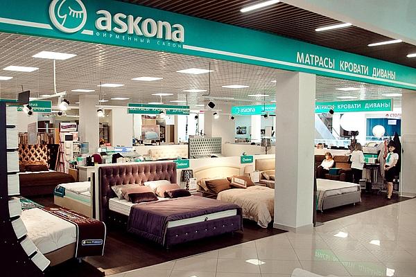 У главного юрлица Askona появился новый учредитель  ООО «ТД Аскона», ключевое юрлицо одноименного бренда мебели и товаров для сна, сменило учредителя. Изначально владельцем 100% активов компании была кипрская фирма «Хейлкрофт Лимитед», но ее доля перешла под управление ООО «Холдинговая компания «Аскона»». Последняя компания появилась в 2023 году, а ее генеральным директором чуть позже стал Александр Маненок.   При этом 99,5% компании принадлежат основателю Askona Life Group Владимиру Седову, а остальными 0,5% владеет ООО «Альтима». В собственности прежнего владельца активов осталось другое юрлицо компании, ООО «Аскона-Век» — его гендиректором считается Роман Ершов.  Интересно, что чистая прибыль ООО «ТД Аскона» в 2024 году выросла сразу на 247%, увеличившись с 33 млн рублей в 2023 году до 1,2 млрд рублей в 2024. Такой радикальный рост показателей при падении выручки на 17%  до 41 млрд рублей  кажется странным — надеемся, что представители компании скоро смогут внести ясность.    Мебельное дело