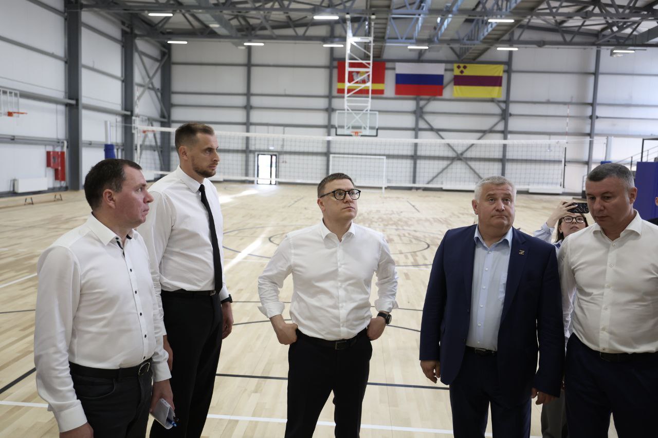 Затем губернатор заехал с проверкой в ФОК, который откроется в Троицке этим летом. Строительная готовность объекта составляет 97%. "Проект завершён, в городе такого универсального спортивного зала до сих пор не было, поэтому объект очень важен. Обсуждали также обновление ледового дворца, который находится рядом, чтобы сделать единый комплекс с переходом и развить эту территорию в большой спортивный кластер", - обозначил Алексей Текслер. Фото: Наиль Фаттахов