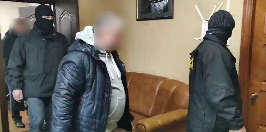 В Барнауле бывший главный инженер Горэлектротранса предстал перед судом по обвинению в получении взяток и превышении должностных полномочий Следственным отделом по Индустриальному району города Барнаул следственного управления Следственного комитета Российской Федерации по Алтайскому краю завершено расследование уголовного дела в отношении бывшего главного инженера муниципального унитарного предприятия «Горэлектротранс» города Барнаула. Он обвиняется в совершении нескольких преступлений, предусмотренных ч. 3 ст. 290 УК РФ получение должностным лицом лично взятки в виде денег в значительном размере за общее покровительство и попустительство по службе, а также за незаконные действия и незаконное бездействие и п. «е» ч. 3 ст. 286 УК РФ превышение должностных полномочий, совершенное из корыстной заинтересованности . По данным следствия, с октября 2022 по январь 2023 года главный инженер муниципального предприятия получил взятки на общую сумму в размере 200 тысяч рублей от представителя коммерческой организации, оказывающей услуги по капитальному ремонту и замене кабельных линий «Горэлектротранса» на территории города Барнаула. Денежные средства предназначались за выбор общества в качестве единственной подрядной организации при производстве работ по капитальному ремонту и замене кабельных линий предприятия, обеспечение по ним оплаты, не выявление нарушений при производстве данных работ, если таковые будут допускаться, а также неправомерное предоставление фирме в безвозмездное пользование складского помещения, находящегося в муниципальной собственности. Предоставив на безвозмездной основе бизнесмену во временное пользование отапливаемое нежилое помещение, принадлежащее муниципальному предприятию площадью 195,5 квадратных метров для хранения в нём материалов и оборудования организации, обвиняемый причинил имущественный ущерб «Горэлектротрансу» в виде неполучения причитающихся выплат арендной платы в сумме более 76 тысяч рублей. Преступление выявлено оперативными сотрудниками ФСБ России по Алтайскому краю. СК по краю