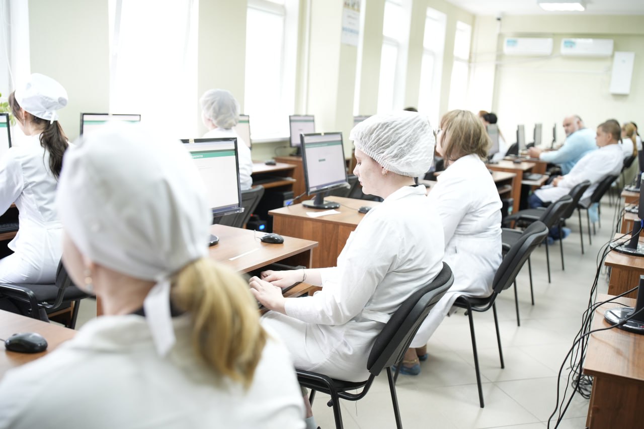 В Ростовском государственном медицинском университете Минздрава России проходит первичная специализированная аккредитация более 900 специалистов по 85 медицинским направлениям   Свои знания и навыки подтверждают выпускники ординатуры и практикующие врачи, получившие новую специальность после цикла профессиональной переподготовки.    - Мы стремимся к тому, чтобы наши выпускники и специалисты, прошедшие переподготовку, соответствовали высоким стандартам. Современная медицина требует не только глубоких знаний, но и умения оперативно применять их на практике. Уверена, что все врачи отлично справятся с испытаниями и подтвердят свою готовность к работе в медицинских учреждениях, - говорит и.о. проректора по последипломному образованию РостГМУ доктор медицинских наук, профессор кафедры эндокринологии  с курсом детской эндокринологии  Ирина Алексеевна Хрипун.   Успешное прохождение аккредитации позволит врачам получить допуск к медицинской деятельности.    Подробнее читайте на сайте РостГМУ