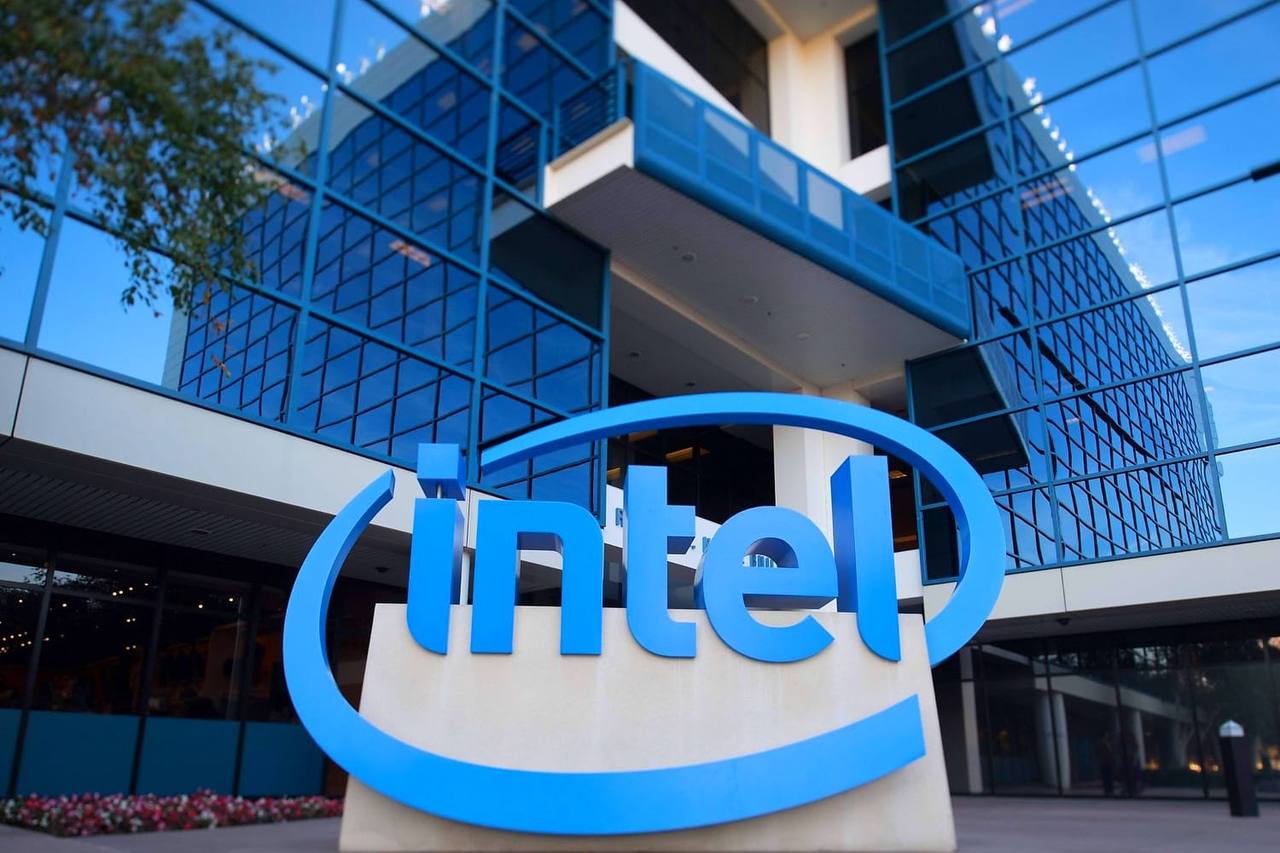 Intel решила не заниматься проектами, которые не принесут ей маржу в размере хотя бы 50%. Это официальное заявление одного из топ-менеджеров Intel и часть новой программы ее руководства по поднятию компании с колен. Вот только первая программа провалилась, а нынешняя началась с массовых увольнений.