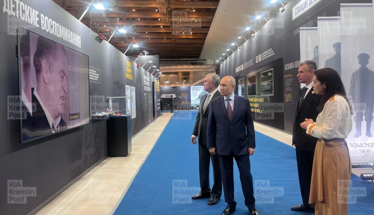 Путин посетил выставку посвященную 80 летию со дня рождения Жириновского bankser