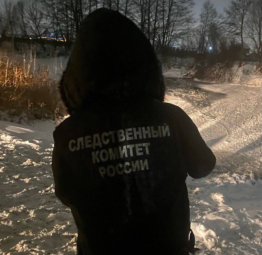 В Новой Усмани два ребенка провалились под лед и погибли Вчера 2 января двое мальчиков 7 и 8 лет находившиеся без присмотра близких зашли на частично покрытую льдом акваторию реки Усмань в селе Новая Усмань и провалились под лёд Дети не смогли выбраться самостоятельно Их тела позже извлекли из воды сотрудники МЧС В Следственном комитете РФ по Воронежской области возбуждено уголовное дело по ч 3 ст 109 УК РФ причинение смерти по неосторожности Мы всегда на связи в Мах