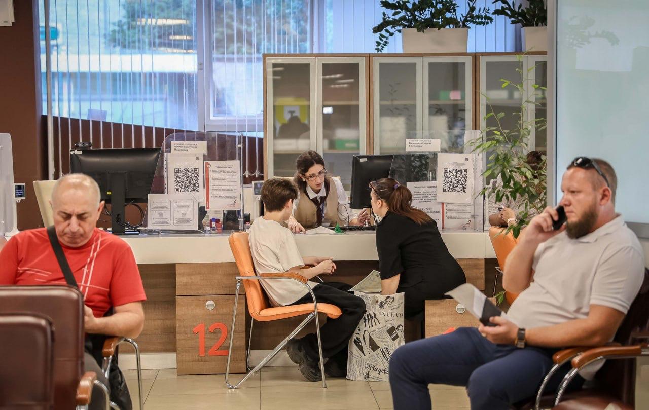 МФЦ ЛНР планирует с 1 августа запустить предварительную запись на оформление загранпаспорта гражданина России. Об этом ЛИЦ сообщил директор МФЦ ЛНР Виталий Седых. «С сегодняшнего дня открыта текущая запись, мы начали перенастройку электронной очереди. С 1 августа будет открыта полноценная предзапись», — сказал он.