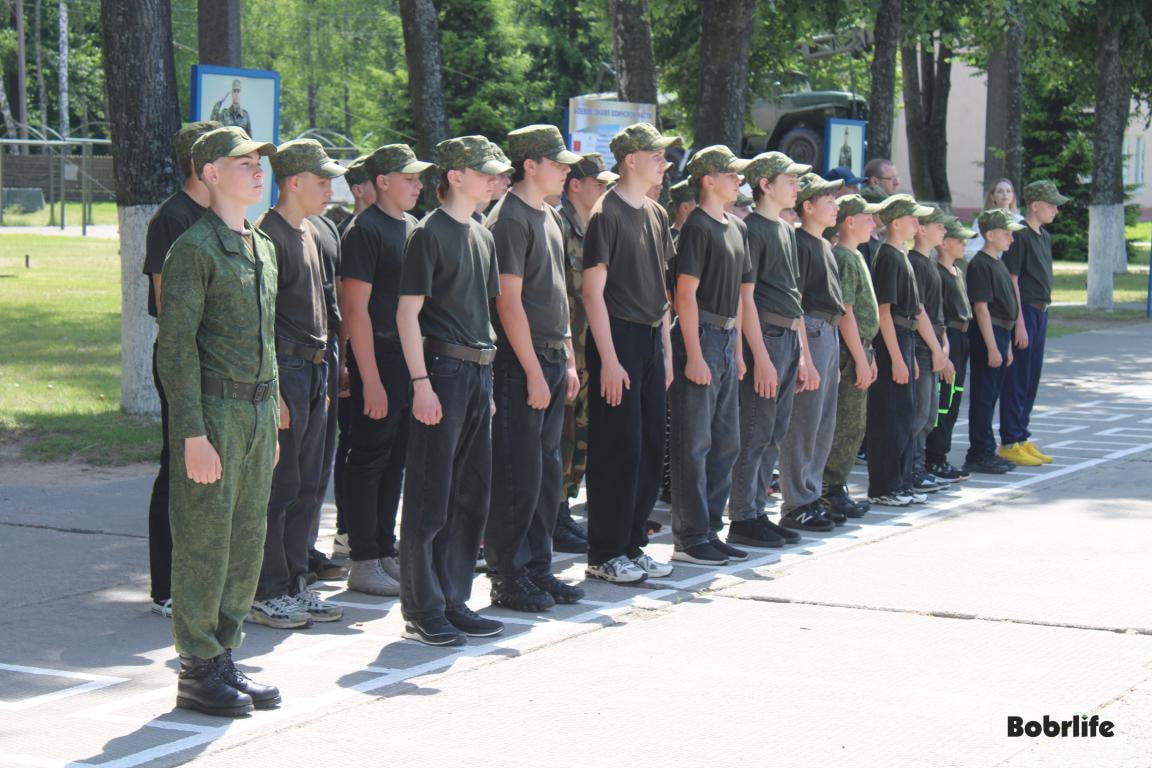 В 83-м полку открылась первая смена лагеря «Патриот» — армейская закалка для бобруйских школьников На плацу 83-го отдельного инженерно-аэродромного ордена Красной Звезды полка стартовала первая смена летнего военно-патриотического лагеря с круглосуточным пребыванием «Патриот». В этом году участниками смены стали 40 парней из Бобруйска в возрасте от 11 до 17 лет. Две недели они проведут в казарменных условиях, в самом сердце армейской жизни, под присмотром опытных воспитателей и настоящих военнослужащих. Церемония открытия прошла в торжественной обстановке. С напутственными словами к ребятам обратился заместитель командира полка по идеологической работе подполковник Александр Ильенко: — Здесь, на территории воинской части, вы прикоснетесь к армейским традициям, узнаете, что такое настоящая дисциплина, взаимовыручка, что значит быть частью команды. Это опыт, который останется с вами на всю жизнь. Почетным гостем на открытии стала заместитель начальника инспекции по делам несовершеннолетних УВД Бобруйского горисполкома майор Татьяна Криванос. Она пожелала ребятам уверенно пройти насыщенную смену и сохранить этот опыт на всю жизнь.