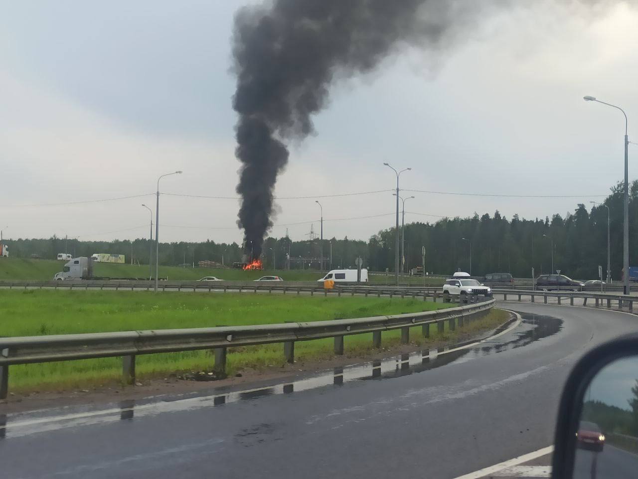 Авария на развязке трасс М10 и А120 с участием большегруза и лесовоза. Выезд в сторону Москвы затруднен — пробка.  Информацию о пострадавших уточняем.