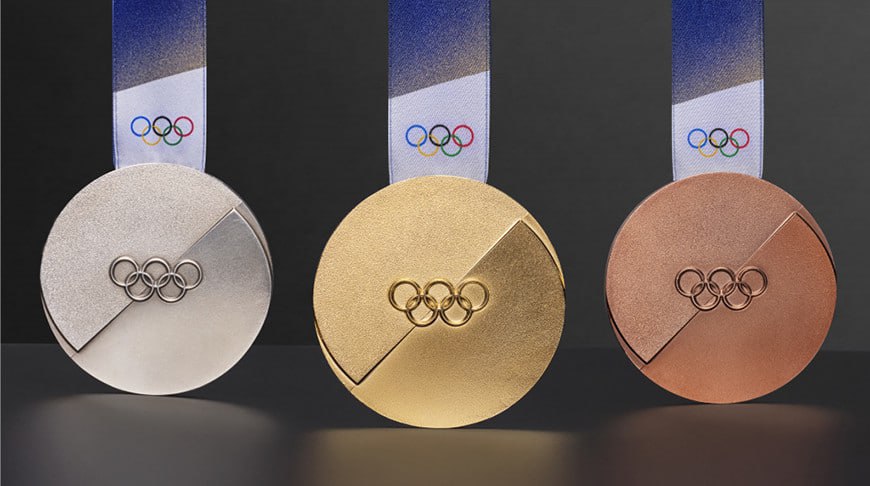 Представлены медали зимних Олимпийских и Паралимпийских игр 2026 года в Италии Награды будут изготовлены из переработанного металла, полученного из собственных производственных отходов. Медали будут отлиты в работающих на возобновляемых источниках энергии индукционных печах и будут храниться в экологичной упаковке из сертифицированных материалов с минимальным использованием пластика.
